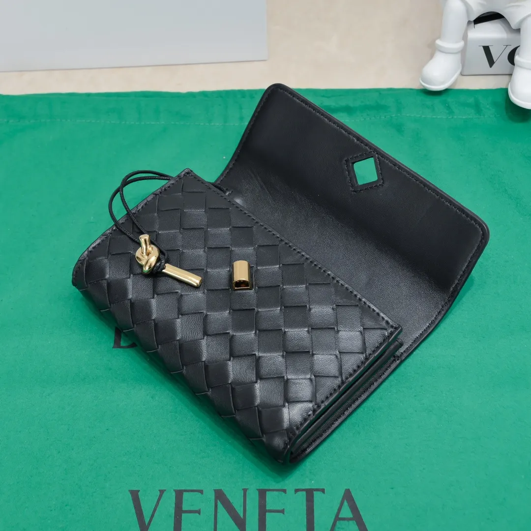 Batch 1160 BV Andiamo clutch wallet is super high-end🤎🤎How come the long clutch bag is so exquisite~ The braided style bag surface paired with all-copper hardware is really warm and high-end. The bag body is super light and can be grabbed easily! It can store a lot of small items and large mobile phones ~ very practical for daily use. Style number: 1504 Size: 19*11.5*3